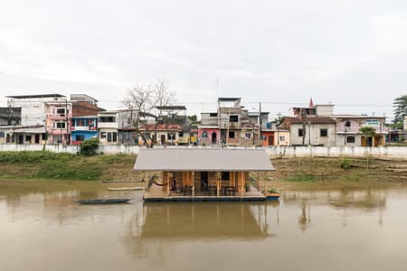 Productive Floating House - La Balsanera